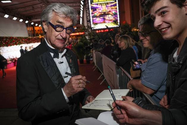 Deutscher Filmpreis 2024 Wim Wenders gibt Autogramme an Fans auf der Party bei der Verleihung der Lola - Deutscher Filmpreis 2024 im Theater am Potsdamer Platz in Berlin Datum: 03.05.2024 Copyright: xEventpressx