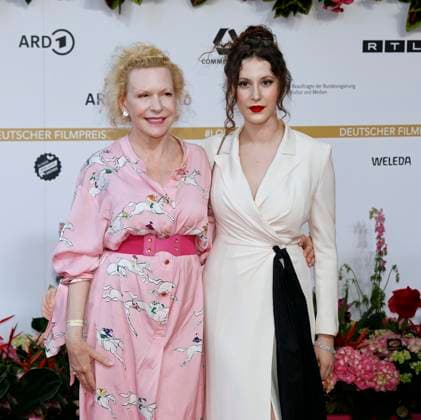 Sunnyi Melles mit Tochter Leonille Wittgenstein bei der Verleihung des Deutschen Filmpreises Lola24 im Theater am Potsdamer Platz Berlin.