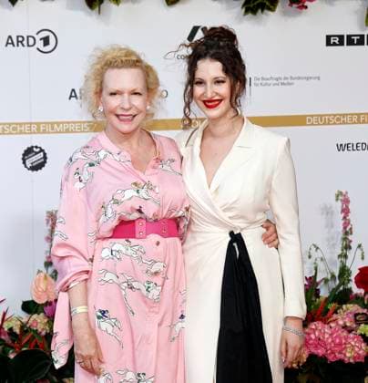 Sunnyi Melles mit Tochter Leonille Wittgenstein bei der Verleihung des Deutschen Filmpreises Lola24 im Theater am Potsdamer Platz Berlin.