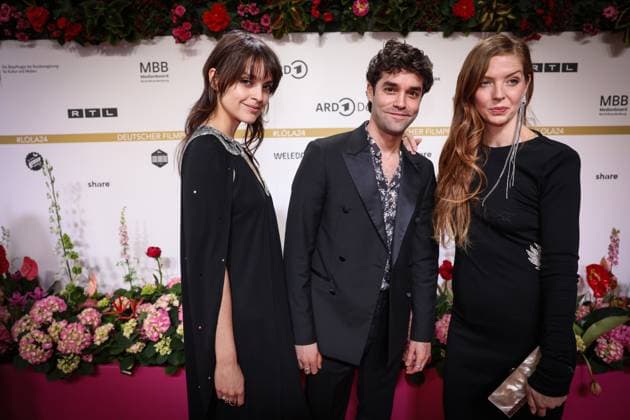 Deutscher Filmpreis 2024 Luise Befort Bruder Maximilian Befort Pheline Roggan auf dem Roten Teppich bei der Verleihung der Lola - Deutscher Filmpreis 2024 im Theater am Potsdamer Platz in Berlin Datum: 03.05.2024 Copyright: xEventpressx
