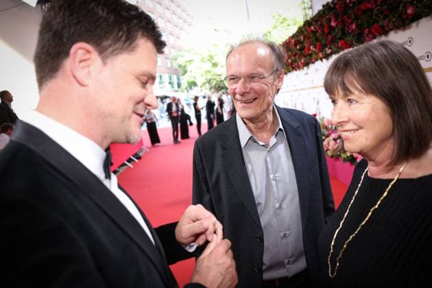Deutscher Filmpreis 2024 Edgar Selge mit Ehefrau Franziska Walser und Benjamin Herrmann auf dem Roten Teppich bei der Verleihung der Lola - Deutscher Filmpreis 2024 im Theater am Potsdamer Platz in Berlin Datum: 03.05.2024 Copyright: xEventpressx