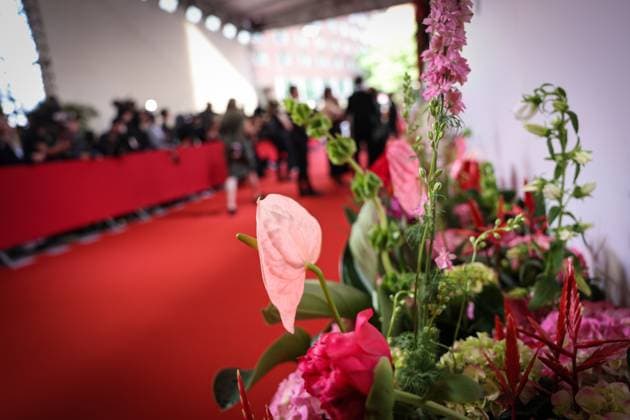 Deutscher Filmpreis 2024 Übersicht Feature Blumen auf dem Roten Teppich bei der Verleihung der Lola - Deutscher Filmpreis 2024 im Theater am Potsdamer Platz in Berlin Datum: 03.05.2024 Copyright: xEventpressx
