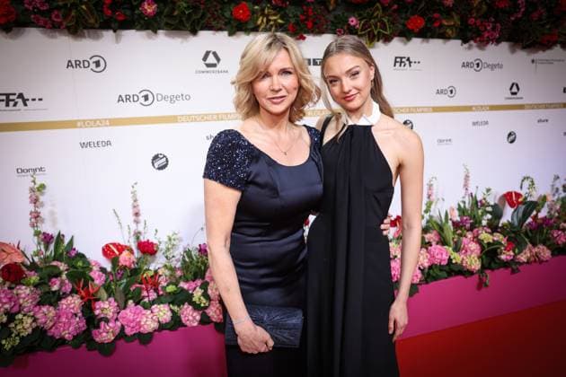 Deutscher Filmpreis 2024 Veronica Ferres mit Tochter Lilly Krug auf dem Roten Teppich bei der Verleihung der Lola - Deutscher Filmpreis 2024 im Theater am Potsdamer Platz in Berlin Datum: 03.05.2024 Copyright: xEventpressx