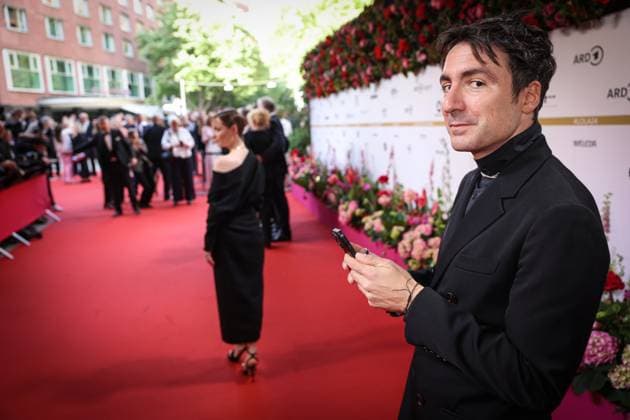 Deutscher Filmpreis 2024 Ilker Catak und Leonie Benensch auf dem Roten Teppich bei der Verleihung der Lola - Deutscher Filmpreis 2024 im Theater am Potsdamer Platz in Berlin Datum: 03.05.2024 Copyright: xEventpressx