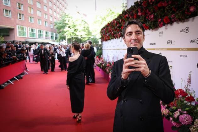 Deutscher Filmpreis 2024 Ilker Catak und Leonie Benensch auf dem Roten Teppich bei der Verleihung der Lola - Deutscher Filmpreis 2024 im Theater am Potsdamer Platz in Berlin Datum: 03.05.2024 Copyright: xEventpressx
