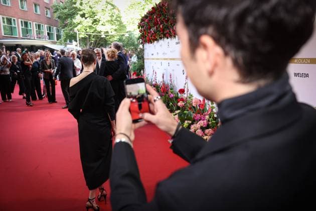 Deutscher Filmpreis 2024 Ilker Catak und Leonie Benensch auf dem Roten Teppich bei der Verleihung der Lola - Deutscher Filmpreis 2024 im Theater am Potsdamer Platz in Berlin Datum: 03.05.2024 Copyright: xEventpressx