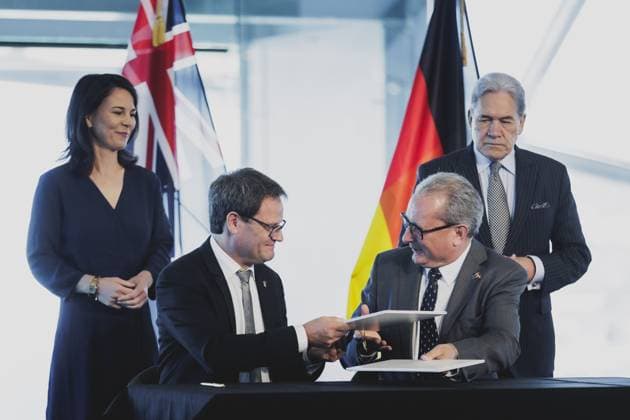 News Themen der Woche KW18 News Bilder des Tages Unterzeichnungszeremonie einer Absichtserklaerung zur Etablierung einer Forschungspartnerschaft in der Antarktis zwischen dem Institut New Zealand Antarctic Institute und dem Alfred-Wegener-Institut, Helmholtz Zentrum fuer Polar und Meeresforschung in Auckland, 04.05.2024. Baerbock reist fuer politische Gespraeche nach Australien, Neuseeland und Fidschi. Fotografiert im Auftrag des Auswaertigen Amtes. Auckland Neuseeland *** Signing ceremony of a Memorandum of Understanding to establish a research partnership in Antarctica between the New Zealand Antarctic Institute and the Alfred Wegener Institute, Helmholtz Centre for Polar and Marine Research in Auckland, 04 05 2024 Baerbock travels to Australia, New Zealand and Fiji for political tal Copyright: xFlorianxGaertnerxAAxphotothek.dex