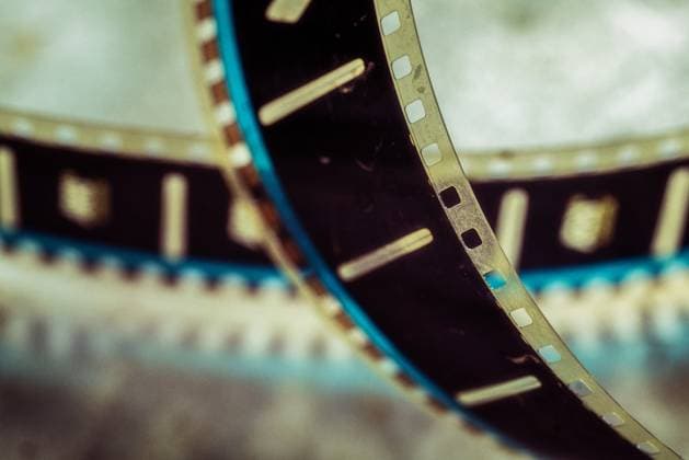 Filmrollen in einem Vorführraum eines alten Kinos