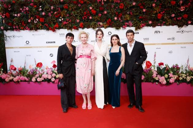 Award - Deutscher Filmpreis 2024 Aaron Altaras, Sunnyi Melles (Judith-Viktoria Prinzessin zu Sayn-Wittgenstein-Sayn), Leonille Elisabeth Judith Maria Anna Prinzessin zu Sayn-Wittgenstein-Sayn, Ayla Piasco und Leo Altaras beim Deutschen Filmpreis 2024 im Theater am Potsdamer Platz am 03.05.2024 in Berlin. Copyright: xEventpressxKochanx