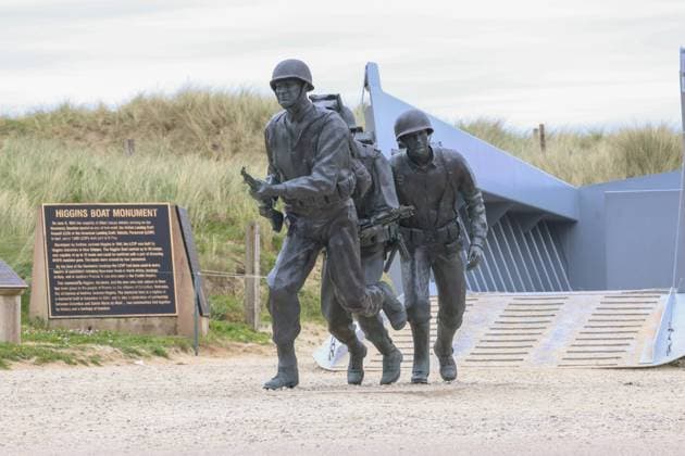 Frankreich, Normandie, Gedenken an den 80. Jahrestag des D-Day und der Schlacht um die Normandie Operation Overlord ,Das Denkmal wurde für den Konstrukteur Andrew Jackson Higgins und die Männer, die in seinen Booten an Land fuhren, am Strand des Utah Beach gebaut und gewidmet. *** France, Normandy, commemorating the 80th anniversary of D Day and the Battle of Normandy Operation Overlord ,The memorial was built and dedicated to designer Andrew Jackson Higgins and the men who went ashore in his boats on Utah Beach