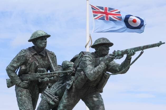 Frankreich, Normandie, Gedenken an den 80. Jahrestag des D-Day und der Schlacht um die Normandie Operation Overlord ,Das British Normandy Memorial steht etwas außerhalb des Dorfes Ver-sur-Mer mit Blick auf Gold Beach, einem der beiden Strände, an denen britische Streitkräfte am 6. Juni 1944 landeten (D-Day). Sie zeichnet die Namen aller unter britischem Kommando stehen auf, die zwischen dem 6. und 31. August 1944 in der Normandie ums Leben kamen. 1.475 Silhouetten als Hommage an die Soldaten des D-Day Ver-Sur-Mer Ein Blick auf die Standing with Giants-Silhouetten, die die For Your Tomorrow-Installation im British Normandy Memorial in Ver-Sur-Mer, *** France, Normandy, commemorating the 80th anniversary of D Day and the Battle of N