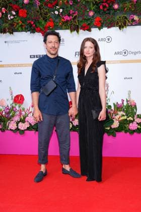 Fahri YardÄ±m und Beatrix Scherff bei der Ankunft zur Verleihung Deutscher Filmpreis am 3.05.2024 in Berlin Deutscher Filmpreis 2024 in Berlin