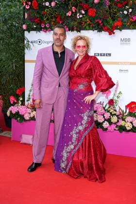 Katja Riemann und Michael Klammer bei der Ankunft zur Verleihung Deutscher Filmpreis am 3.05.2024 in Berlin Deutscher Filmpreis 2024 in Berlin