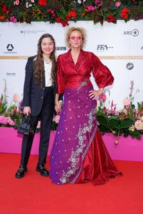 Hannah Schiller und Katja Riemann bei der Ankunft zur Verleihung Deutscher Filmpreis am 3.05.2024 in Berlin Deutscher Filmpreis 2024 in Berlin
