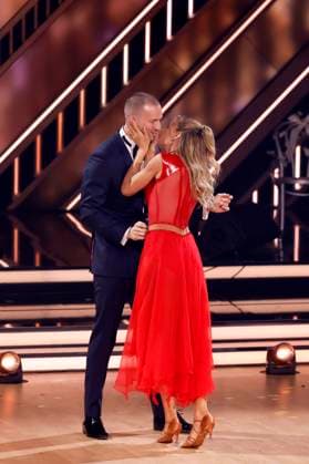 Sängerin Lulu Lewe mit ihrem Ehemann Basti Scheibe in der neunten Live-Show bei der 17. Staffel der RTL-Tanzshow Let s Dance im MMC Coloneum. Köln, 03.05.2024 NRW Deutschland *** Singer Lulu Lewe with her husband Basti Scheibe in the ninth live show of the 17th season of the RTL dance show Let s Dance at the MMC Coloneum Cologne, 03 05 2024 NRW Germany Copyright: xChristophxHardtx