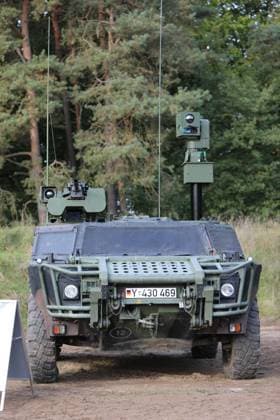 Ein Spähwagen Fennek der Bundeswehr. Hochkant. Ein Spähwagen Fennek der Bundeswehr. Lager Ostenholz Niedersachsen Deutschland *** A Bundeswehr Fennek scout car on edge A Bundeswehr Fennek scout car at the Ostenholz camp in Lower Saxony Germany