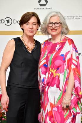 Anne Leppien und Claudia Löwe bei der 74. Verleihung des Deutschen Filmpreises 2024 im Theater am Potsdamer Platz. Berlin, 03.05.2024