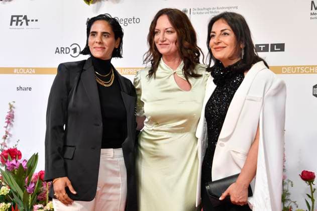 Tuna Tekkal, Natalia Wörner und Düzen Tekkal bei der 74. Verleihung des Deutschen Filmpreises 2024 im Theater am Potsdamer Platz. Berlin, 03.05.2024