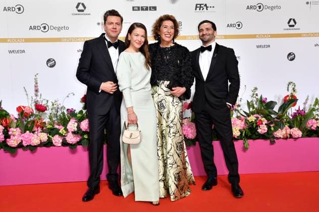 Christian Friedel, Hannah Herzsprung, Adele Neuhauser und Hassan Akkouch bei der 74. Verleihung des Deutschen Filmpreises 2024 im Theater am Potsdamer Platz. Berlin, 03.05.2024