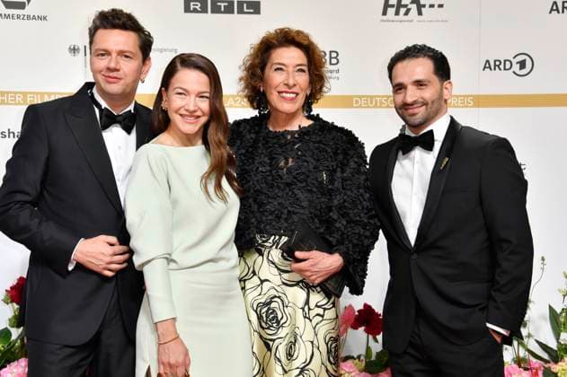 Christian Friedel, Hannah Herzsprung, Adele Neuhauser und Hassan Akkouch bei der 74. Verleihung des Deutschen Filmpreises 2024 im Theater am Potsdamer Platz. Berlin, 03.05.2024