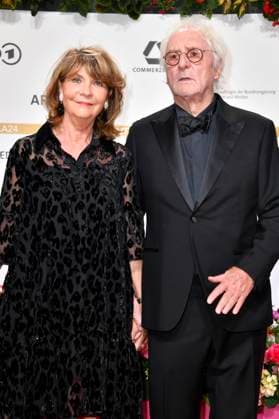 Günther Maria Halmer mit Ehefrau Claudia Halmer bei der 74. Verleihung des Deutschen Filmpreises 2024 im Theater am Potsdamer Platz. Berlin, 03.05.2024