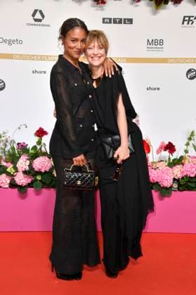 Larissa Sirah Herden und Heike Makatsch bei der 74. Verleihung des Deutschen Filmpreises 2024 im Theater am Potsdamer Platz. Berlin, 03.05.2024 *** Larissa Sirah Herden and Heike Makatsch at the 74th German Film Award 2024 ceremony at the Theater am Potsdamer Platz Berlin, 03 05 2024 Foto:xN.xKubelkax xFuturexImagex filmpreis2024_4077