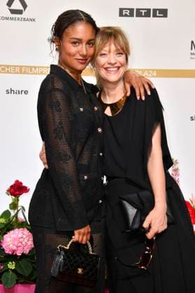 Larissa Sirah Herden und Heike Makatsch bei der 74. Verleihung des Deutschen Filmpreises 2024 im Theater am Potsdamer Platz. Berlin, 03.05.2024