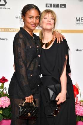 Larissa Sirah Herden und Heike Makatsch bei der 74. Verleihung des Deutschen Filmpreises 2024 im Theater am Potsdamer Platz. Berlin, 03.05.2024