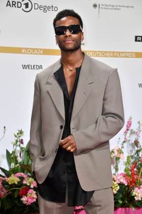 Tijan Njie bei der 74. Verleihung des Deutschen Filmpreises 2024 im Theater am Potsdamer Platz. Berlin, 03.05.2024 *** Tijan Njie at the 74th German Film Award 2024 ceremony at the Theater am Potsdamer Platz Berlin, 03 05 2024 Foto:xN.xKubelkax xFuturexImagex filmpreis2024_4289