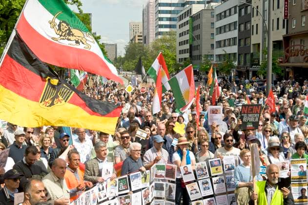 News Themen der Woche KW18 News Bilder des Tages Gegendemonstration Muslim Interaktiv 20240504ad488 Demonstration gegen Kalifat Islamismus Antisemitismus Muslim Interaktiv Kulturbrücke Hamburg e.V., der Verein Säkularer Islam und die Kurdische Gemeinde Deutschland am Steindamm Hamburg Kundgebung Protest Demokratie Hamburg Hamburg Deutschland Germany *** Counter-demonstration Muslim Interactive 20240504ad488 Demonstration against Caliphate Islamism Anti-Semitism Muslim Interactive Kulturbrücke Hamburg e V , the Association Secular Islam and the Kurdish Community Germany at Steindamm Hamburg Rally Protest Democracy Hamburg Hamburg Germany Germany Copyright: xAchimxDuwentästerx