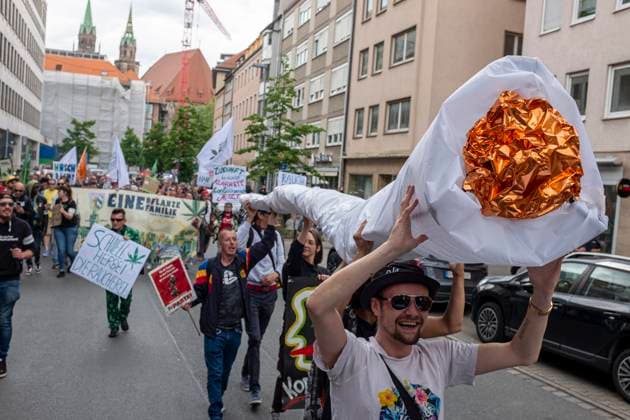 News Themen der Woche KW18 News Bilder des Tages 04.05.2024, Global Marijunana March, Nürnberg: Zum globalen Marijuana March gingen in Nürnberg in der Spitze ca. 350 Menschen auf die Straße. Sie demonstrierten für eine noch weiterreichende Legalisierung von Cannabis und für mehr gesellschafliche Akzeptanz. Initiiert wurde die Demonstration vom deutschen Hanfverband. Bayern Deutschland Global Marijuana March 2024 Nürnberg-21 *** 04 05 2024, Global Marijunana March, Nuremberg Around 350 people took to the streets in Nuremberg for the Global Marijuana March, demonstrating for even more extensive legalization of cannabis and for greater social acceptance The demonstration was initiated by the German Hemp Association of Bavaria Germany Global Marijuana March 2024 Nuremberg 21