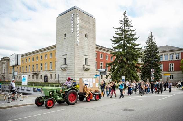 News Themen der Woche KW18 News Bilder des Tages 04.05.2024 Weimar: Start der Tour de Demokratie , eine Etappenfahrt anlässlich des Verfassungsjubiläums 75 Jahre Grundgesetz -organisiert durch die Gesellschaft zur Erforschung der Demokratie-Geschichte (GEDG) - von Weimar nach Bonn in 20 Stationen. *** 04 05 2024 Weimar Start of the Tour de Demokratie , a 20-stop stage tour from Weimar to Bonn organized by the Gesellschaft zur Erforschung der Demokratie Geschichte GEDG to mark the 75th anniversary of the German constitution