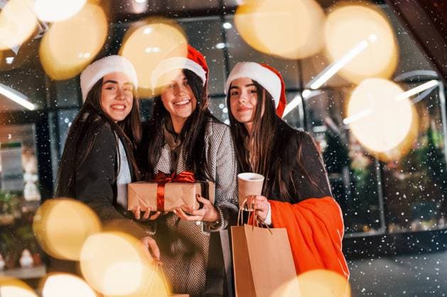 Three cheerful women spends Christmas holidays together outdoors. Conception of new year Three cheerful women spends Christmas holidays together outdoors. Conception of new year. Copyright: x RECORD DATE NOT STATED