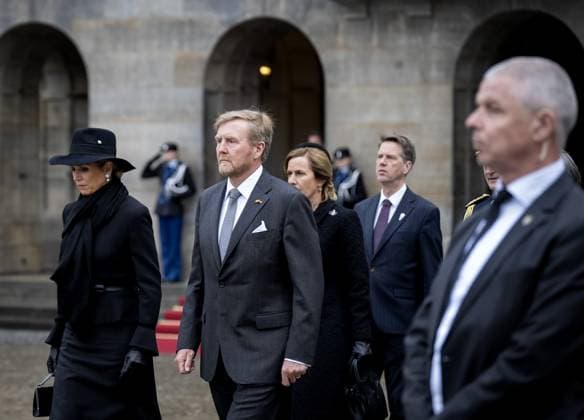 Entertainment Themen der Woche KW18 Entertainment Bilder des Tages AMSTERDAM - Queen Maxima, King Willem-Alexander and Speaker of the House Martin Bosma on Dam Square during the National Remembrance Day. ANP FREEK VAN DEN BERGH netherlands out - belgium out  Copyright: xx x497610384x originalFilename: 497610384.jpg