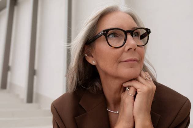 Creative Highlights Symbolbilder portrait of a confident mature old lady with gray hair in glasses is dressed in a brown jacket on the background of the building portrait of a confident mature old lady with gray hair in glasses is dressed in a brown jacket on the background of the building. ,model released, Symbolfoto Copyright: xZoonar.com IvanxTraimakx 21577316 ,model released, Symbolfoto ,property released