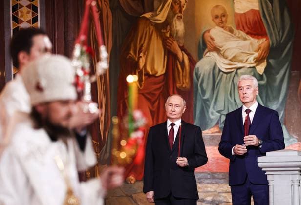 News Themen der Woche KW18 News Bilder des Tages RUSSIA, MOSCOW - MAY 5, 2024: Russia s President Vladimir Putin and Moscow Mayor Sergei Sobyanin (L-R, back) attend an Easter service at the Cathedral of Christ the Saviour. The Russian Orthodox Church celebrates the holiday according to the Julian calendar. Valery Sharifulin POOL TASS  69684278
