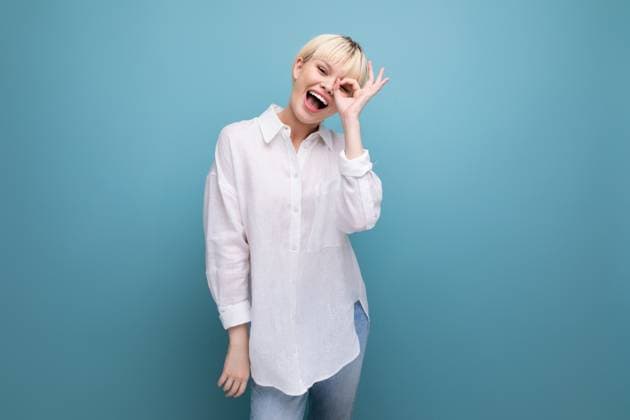 Creative Highlights Symbolbilder young beautiful blond office worker woman with bob hairstyle and dressed in white shirt isolated on blue background young beautiful blond office worker woman with bob hairstyle and dressed in white shirt isolated on blue background. ,model released, Symbolfoto Copyright: xZoonar.com IvanxTraimakx 21587183 ,model released, Symbolfoto ,property released