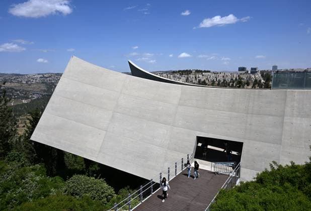 News Themen der Woche KW18 News Bilder des Tages People visit Yad Vashem, the World Holocaust Remembrance Center, on the eve of Yom HaShoah, Holocaust Martyrs and Heroes Remembrance Day for the six million Jews killed by Nazi Germany, that begins at sundown on Sunday, May 5, in Jerusalem. A report by the ADL and Tel Aviv University found that worldwide anti-semitism spiked in 2023, even before the Hamas attack on October 7 and war.  JER2024050519 DEBBIExHILL