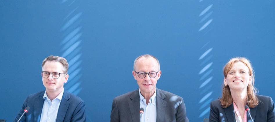 News Themen der Woche KW18 News Bilder des Tages CDU Deutschlands - Bundesvorstandssitzung - Auftaktbilder - Am Tag vor Beginn 36. Bundesparteitag Friedrich Merz, Parteivorsitzender, , mit Generalsekretär Carsten Linnemann (links) und Karin Prien, stellvertretende Vorsitzende;CDU Deutschlands - Bundesvorstandssitzung - Auftaktbilder - Am Tag vor Beginn 36. Bundesparteitag Friedrich Merz, Parteivorsitzender, , mit Generalsekretär Carsten Linnemann (links) und Karin Prien, stellvertretende Vorsitzende, Berlin Berlin Deutschland Konrad-Adenauer-Haus *** CDU Deutschlands Bundesvorstandssitzung Auftaktbilder Am Tag vor Beginn 36 Bundesparteitag Friedrich Merz, Parteivorsitzender, , mit Generalsekretär Carsten Linnemann links und Karin Prien, stellvertretende Vorsitzende CDU Deutschla