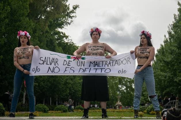News Themen der Woche KW18 News Bilder des Tages Femen activists protest in Madrid, Spain - 05 May 2024 (EDITORS NOTE: Image contains nudity) Femen activists hold a banner during the demonstration. On the occasion of the celebration of Mother s Day, Femen spaniard women carried out a rally at the gate of the Retiro Park in Madrid, a symbolic action in memory of the victims of vicarious violence and they demand the protection of mothers. Madrid Spain Copyright: xDavidxCanalesx xSOPAxImagesx dcFemenDiadelamadre240505-03