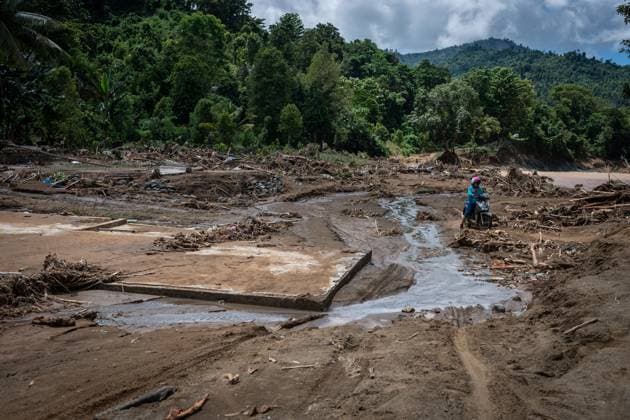Bilder des Jahres 2024, News 05 Mai News Themen der Woche KW18 News Bilder des Tages May 5, 2024, Luwu, South Suawesi, Indonesia: A resident passes by the ruins of houses destroyed by flash floods in Suli sub-district, Luwu Regency. Floods of 3 meters in in depth has affected 13 sub-districts as water and mud covered the area and killed 14 people. More than 1,000 houses were affected, and 42 were swept off by the floods. Luwu Indonesia - ZUMAs197 20240505_aaa_s197_019 Copyright: xHariandixHafidx