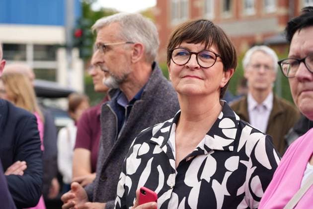 News Themen der Woche KW18 News Bilder des Tages Datum: 05.05.2024 Ort: Dresden So viele Menschen haben lange nicht, wohl sogar noch nie, auf dem Dresdner Pohlandplatz demonstriert: Hier am Tatort, der Schandauer Strasse in Dresden-Striesen, ist am spaeten Freitagabend der SPD-Spitzenkandidat fuer die Europawahl, Matthias Ecke, brutal zusammengeschlagen worden. Inzwischen hat sich ein 17-jaehriger Tatverdaechtiger mit seiner Mutter bei der Polizei gestellt, die Ermittlungen dauern noch weiter an. Das ganze Land ist schockiert und fragt sich: War das erst der Anfang der Gewalt gegen Politikerinnen und Politiker? Auch deshalb ist der Fall so brisant, weil nur wenige Minuten vor dem blutigen Angriff bereits ein Gruenen-Politiker auf der Schandauer Strasse angegriffen wurde. Und auch am xBartschx