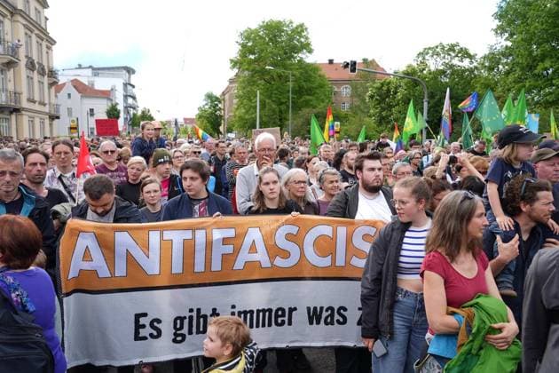 Bilder des Jahres 2024, News 05 Mai News Themen der Woche KW18 Datum: 05.05.2024 Ort: Dresden So viele Menschen haben lange nicht, wohl sogar noch nie, auf dem Dresdner Pohlandplatz demonstriert: Hier am Tatort, der Schandauer Strasse in Dresden-Striesen, ist am spaeten Freitagabend der SPD-Spitzenkandidat fuer die Europawahl, Matthias Ecke, brutal zusammengeschlagen worden. Inzwischen hat sich ein 17-jaehriger Tatverdaechtiger mit seiner Mutter bei der Polizei gestellt, die Ermittlungen dauern noch weiter an. Das ganze Land ist schockiert und fragt sich: War das erst der Anfang der Gewalt gegen Politikerinnen und Politiker? Auch deshalb ist der Fall so brisant, weil nur wenige Minuten vor dem blutigen Angriff bereits ein Gruenen-Politiker auf der Schandauer Strasse angegriffen wurde. Und auch am xBartschx