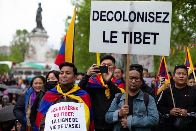 Bilder des Jahres 2024, News 05 Mai News Themen der Woche KW18 News Bilder des Tages Tibetans Protest Against Xi Jinping?s Visit - Paris People gather at Place de la Republique to protest against Chinese President Xi Jinping s state visit to France in Paris, France on May 5, 2024. The protesters wanted to denounce China s policy in Tibet, and called on President Emmanuel Macron to raise the issue of human rights, particularly in Tibet, with the Chinese president. Photo by Pierrick Villette ABACAPRESS.COM Paris Idf France  Copyright: xVillettexPierrick ABACAx