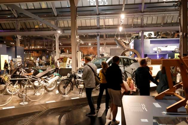 Museumsnacht 05.05.2024, Chemnitz, Museumsnacht, Auch 2024 war die Museumsnacht in Chemnitz wieder sehr gut besucht. Neben den Exponaten gab es natürlich auch livemusik und die ein oder andere Kunstperformance. So spielten im Staßenbahnmuseum unter anderem das saxophoneduo aus Chemnitz und im Eisenbahnmuseum konnte man eine Feuershow bestaunen. Chemnitz Sachsen Deutschland *** Museumsnacht 05 05 2024, Chemnitz, Museumsnacht, In 2024, the Museumsnacht in Chemnitz was once again very well attended In addition to the exhibits, there was of course live music and one or the other art performance In the tram museum, for example, the saxophone duo from Chemnitz played and in the railroad museum you could marvel at a fire show Chemnitz Saxony Ge