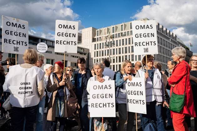 Bilder des Jahres 2024, News 05 Mai News Themen der Woche KW18 2024-05-05,Kundgebung nach Angriffen auf Politiker am Pariser Platz vor dem Brandenburger Tor.Das Netzwerk - Zusammen gegen rechts - hat kurzfristig diesen Protest organisiert.Omas gegen Rechts sind vor Ort *** 2024 05 05,Rally after attacks on politicians at Pariser Platz in front of the Brandenburg Gate The network Zusammen gegen rechts has organized this protest at short notice Omas gegen Rechts are on site