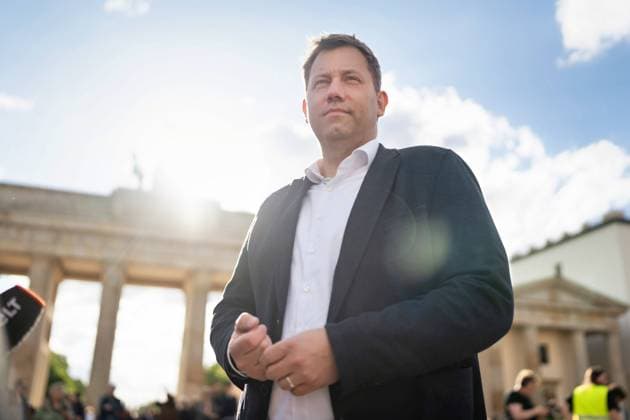 Bilder des Jahres 2024, News 05 Mai News Themen der Woche KW18 2024-05-05,Kundgebung nach Angriffen auf Politiker am Pariser Platz vor dem Brandenburger Tor.Das Netzwerk - Zusammen gegen rechts - hat kurzfristig diesen Protest organisiert.Lars Klingbeil SPD *** 2024 05 05,Rally after attacks on politicians at Pariser Platz in front of the Brandenburg Gate The Network Together Against the Right organized this protest at short notice Lars Klingbeil SPD