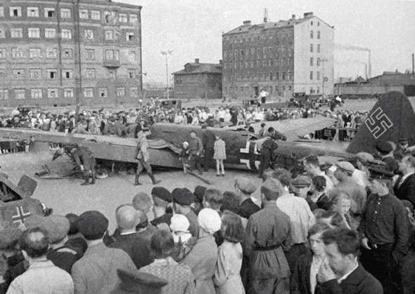 Archivbilder der Woche KW19 MOSCOW RESIDENTS AIRPLANE GREAT PATRIOTIC WAR 59962 30.07.1941 Moscow residents examine downed Nazi airplane during the 1941-1945 Great Patriotic War. RIA Novosti Sputnik Moscow Russia  Copyright: xRIAxNovostix