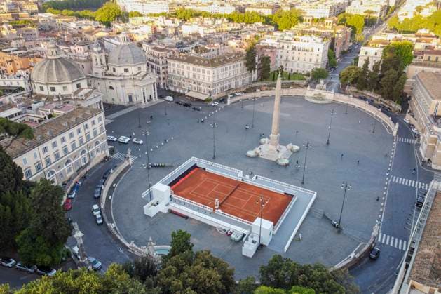Rom, Tennisplatz auf der Piazza del Popolo wirbt für die Italian Open May 6, 2024, Rome, Lazio, Italy: (EDITOR S NOTE: Image taken by a drone) .Aerial view of Piazza del Popolo. Rome is preparing for the Italian Open tennis tournament - Internazionali BNL d Italia, by setting up a red clay court in the central Piazza del Popolo. Rome Italy - ZUMAs197 20240506_aaa_s197_025 Copyright: xStefanoxCostantinox