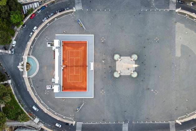 Rom, Tennisplatz auf der Piazza del Popolo wirbt für die Italian Open May 6, 2024, Rome, Lazio, Italy: (EDITOR S NOTE: Image taken by a drone) .Aerial view of Piazza del Popolo. Rome is preparing for the Italian Open tennis tournament - Internazionali BNL d Italia, by setting up a red clay court in the central Piazza del Popolo. Rome Italy - ZUMAs197 20240506_aaa_s197_030 Copyright: xStefanoxCostantinox